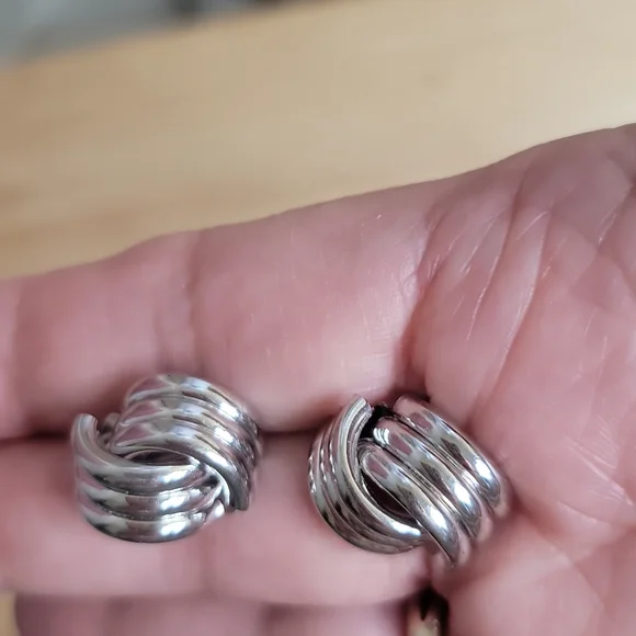 Knot Design Stud Earrings Silvertone For Pierced Ears NEW - Picture 4 of 5